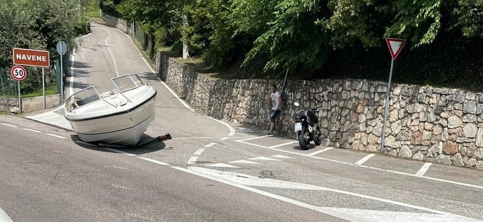 Foto dal gruppo Facebook Sei di Riva se La barca è ferma all'incrocio sulla strada della gardesana: il curioso incidente sulle sponde del lago di Garda